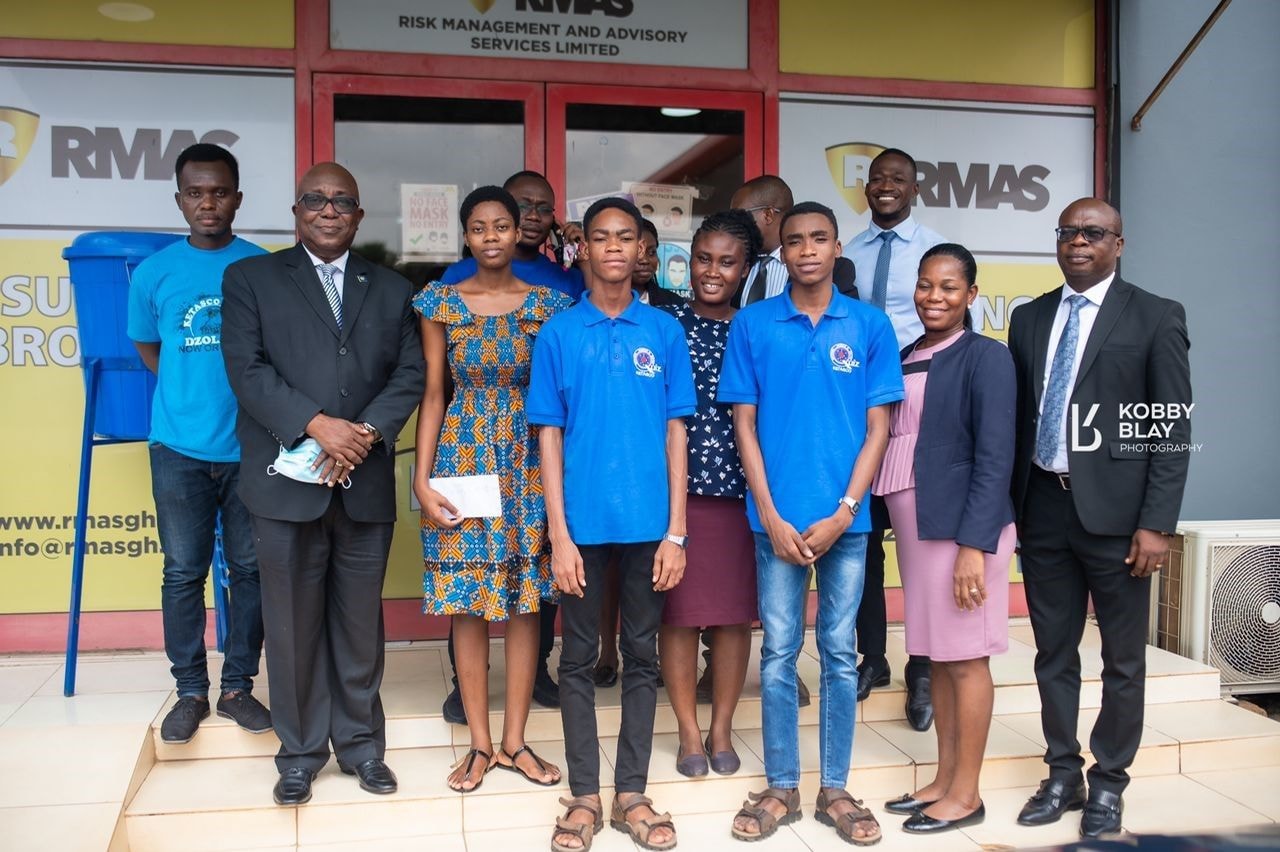Larry Kwesi Jiagge presents US$1200 to Ketasco NSMQ team