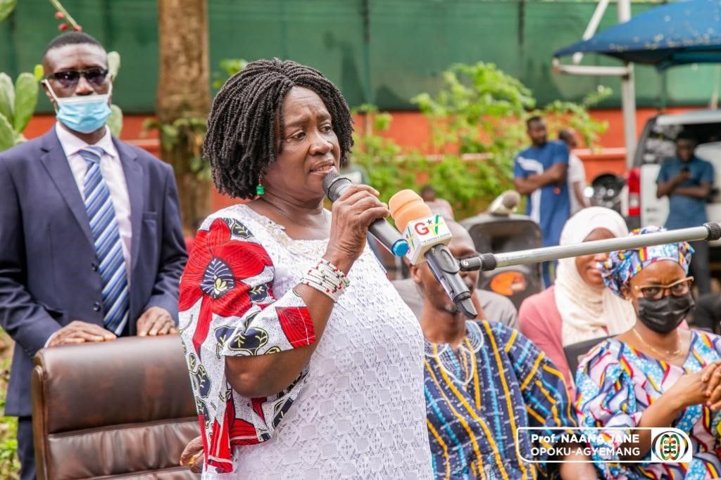 Prof. Opku-Agyemang fetes 200 kayayes
