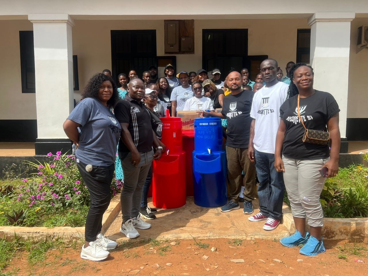 Achimota Primary 1997 alumni donate sanitation supplies, plan legacy project