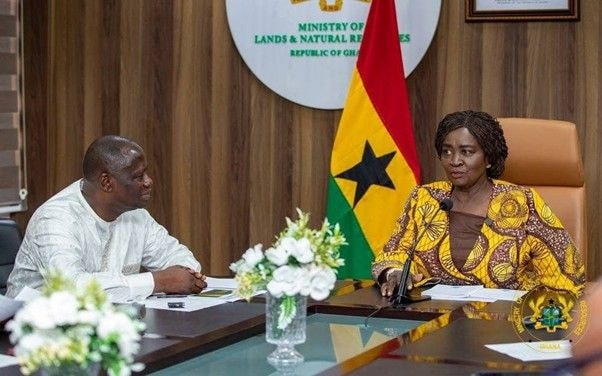 Veep pays working visit to Ministry of Lands