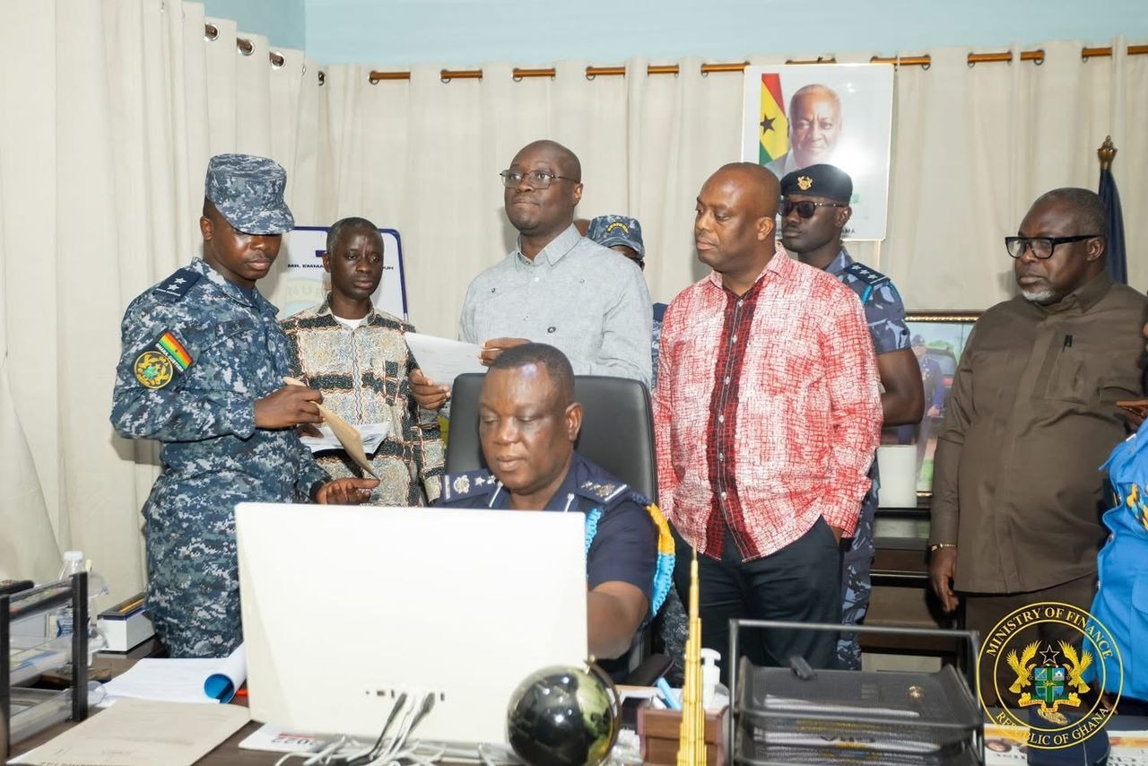 Gov't bans land transit of cooking oil, orders crackdown on customs complicity
