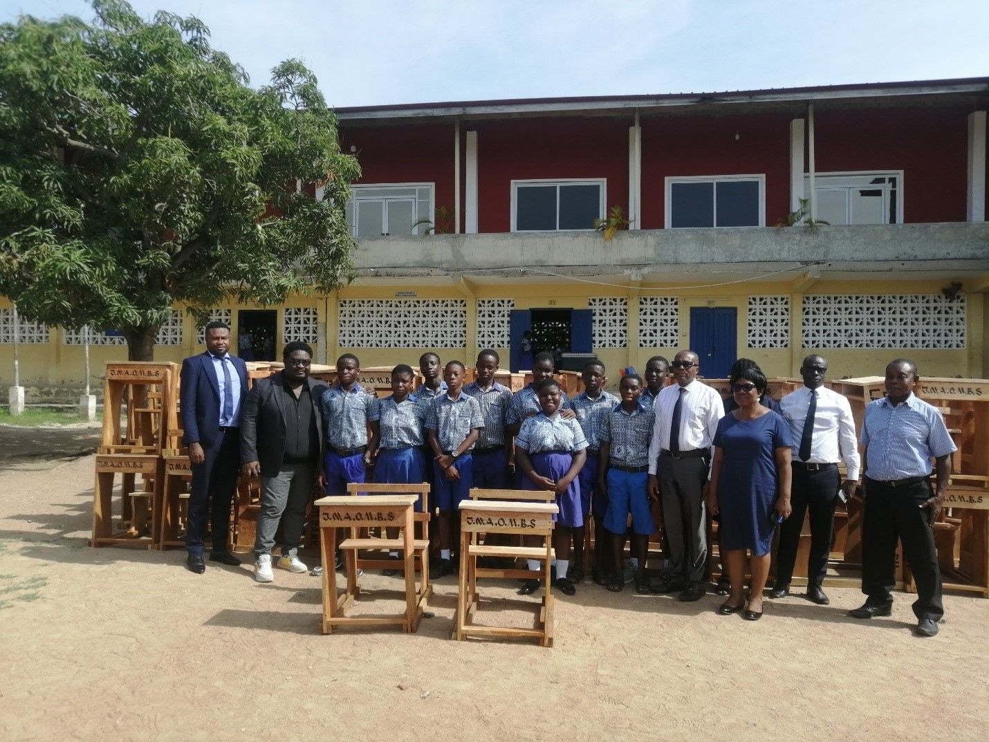 La Community Bank boosts learning with desk donation