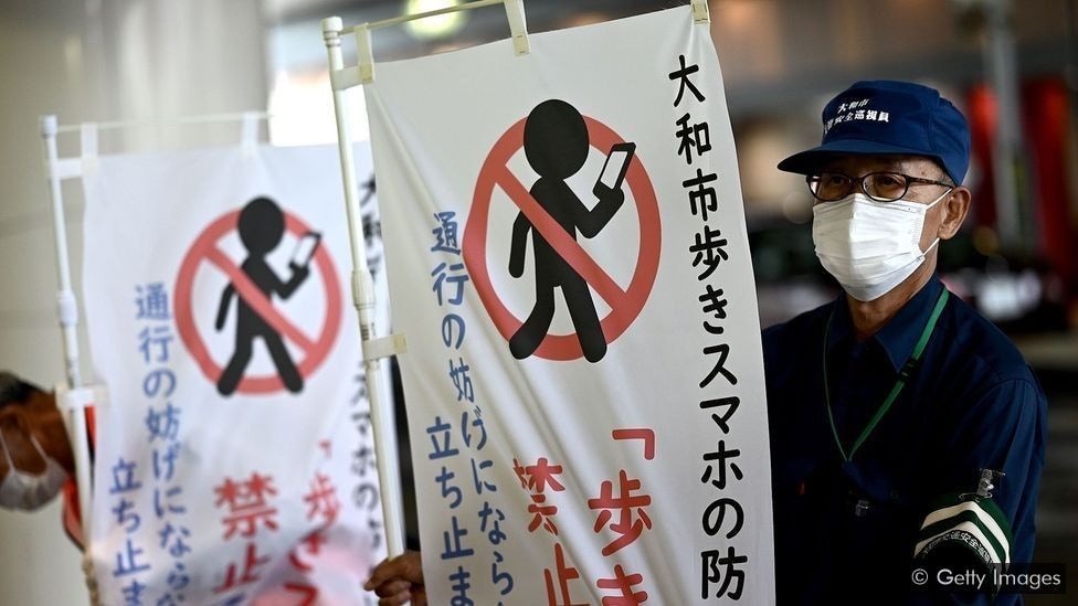 The Japanese city that banned ‘smartphone-walking’