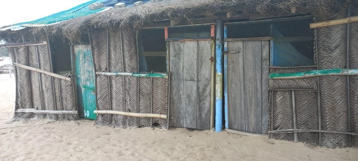 Illegal thatch ‘motels’ sprawl in Ada estuary enclave
