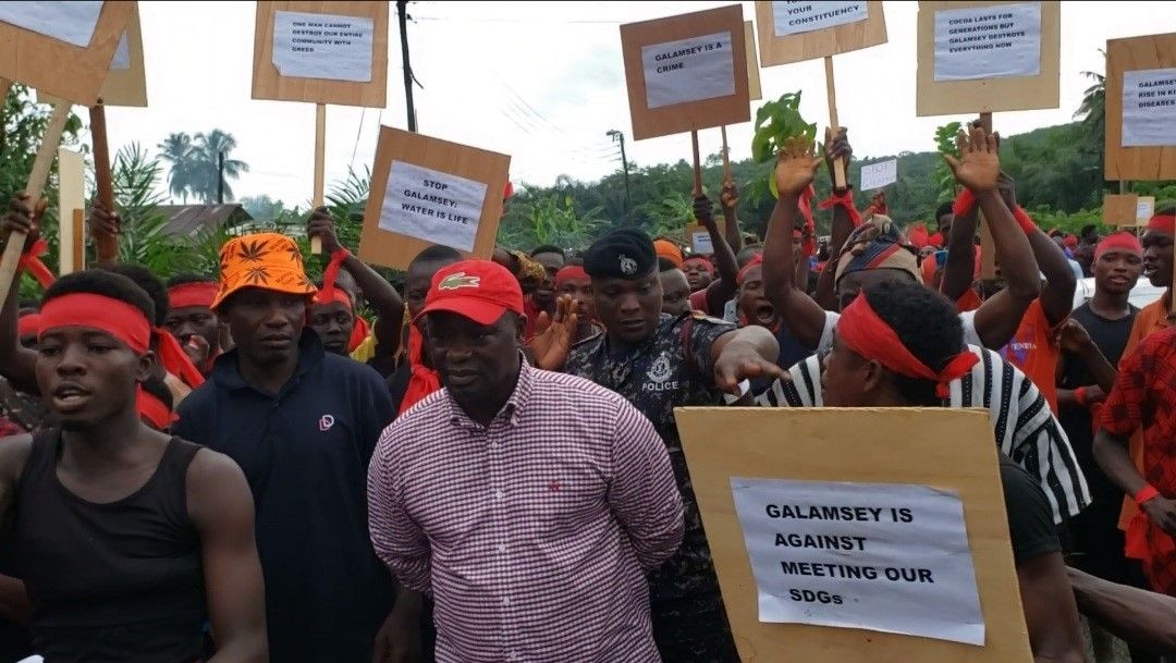 Ellembelle farmers angry; demonstrates against illegal activities on cocoa farms