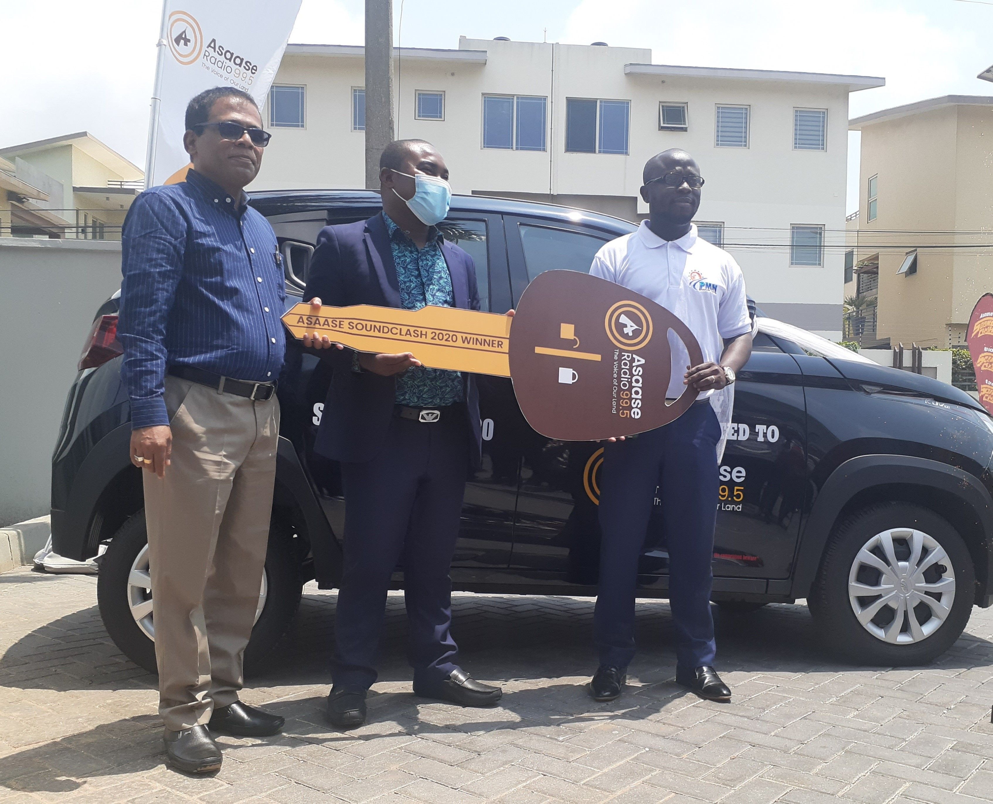Maiden Asaase Radio Sound Clash presents grand prize to winner