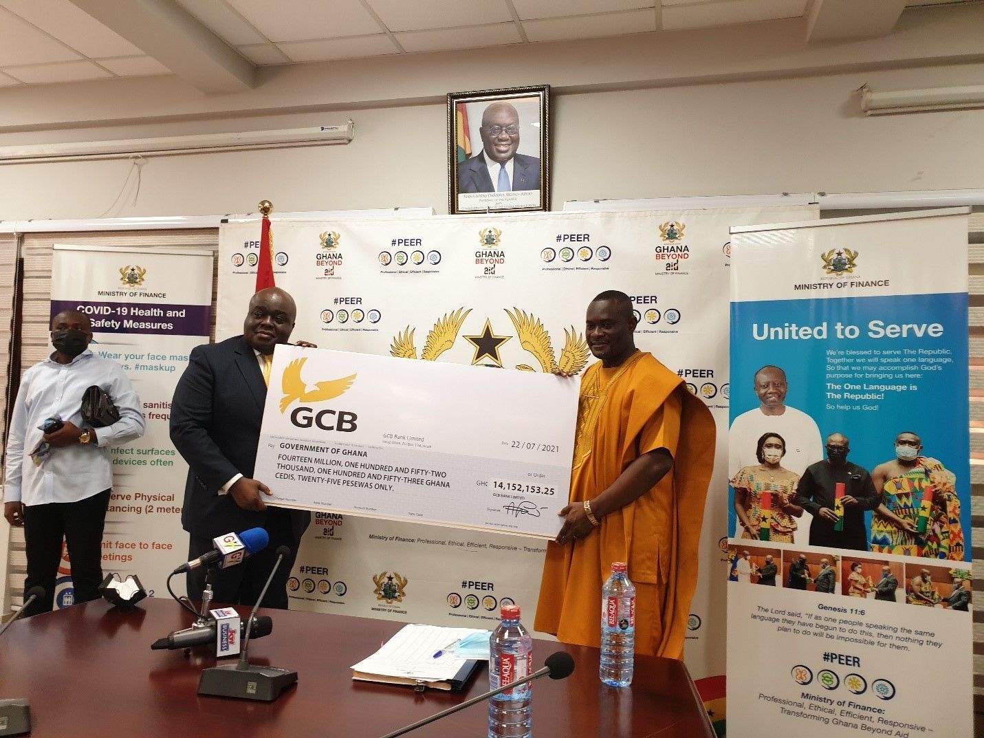 GCB Bank presents GH¢14m dividend to gov’t
