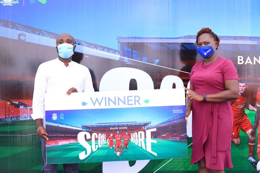 StanChart presents prize to winner of “Bank More Score More Campaign”