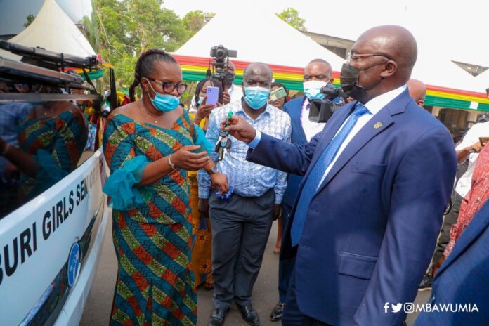 Vice President Dr. Bawumia handing over one of the vehicle’s keys to the Aburi Girls SHS headmistress Vice President Mahamudu Bawumia